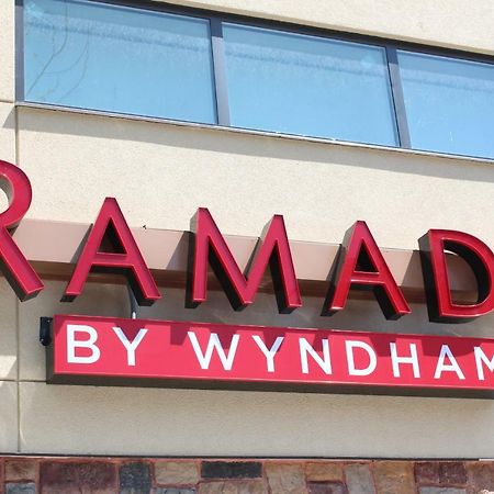 Hotel Ramada By Wyndham Bronx Terminal à New York Extérieur photo