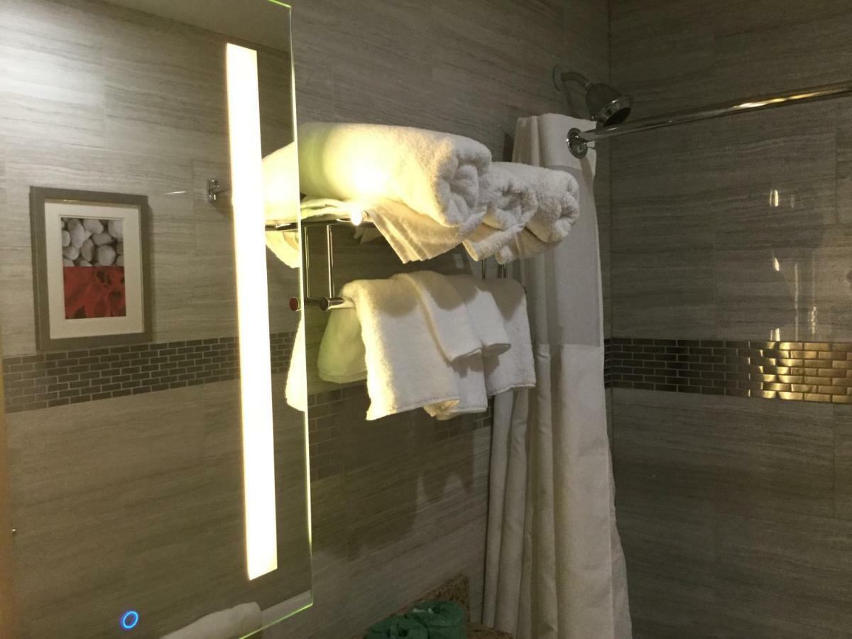 Hotel Ramada By Wyndham Bronx Terminal à New York Extérieur photo