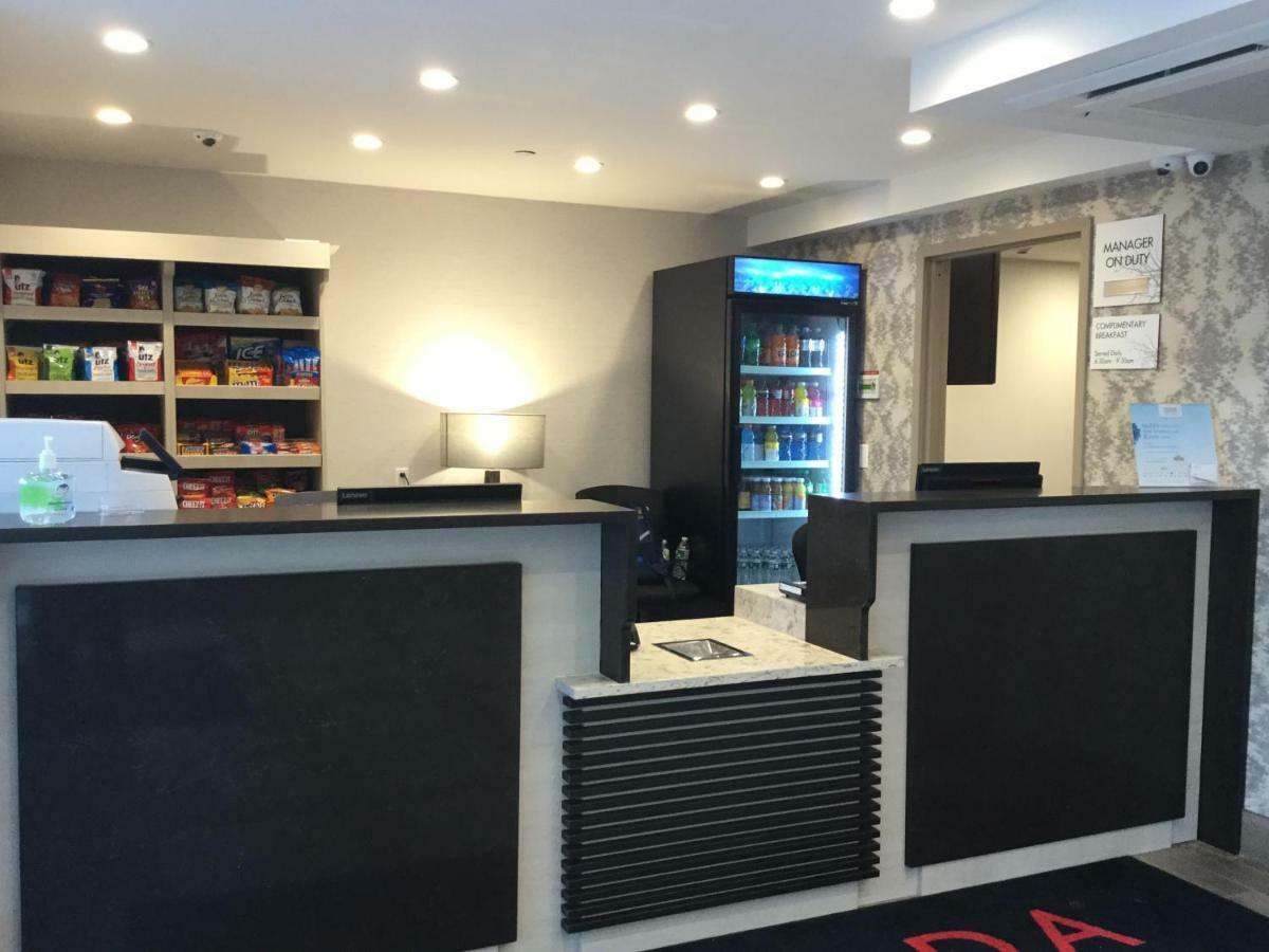 Hotel Ramada By Wyndham Bronx Terminal à New York Extérieur photo